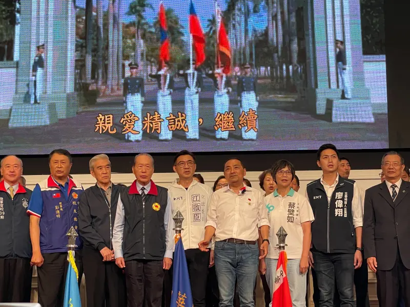 ▲侯友宜與眾人一起唱黃埔軍校校歌。(圖/記者顏幸如攝,2023.10.29)