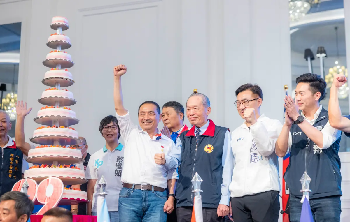 ▲侯友宜與眾人一起切黃埔軍校建校99年生日蛋糕。（圖／侯友宜競辦提供，2023.10.29）