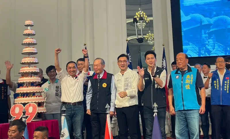 ▲侯友宜切蛋糕時,蔡壁如已經上台同框。(圖/記者顏幸如攝,2023.10.29)