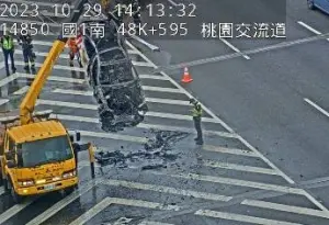 ▲警車被大火吞噬燒得面目全非。（圖／翻攝國道監視器）