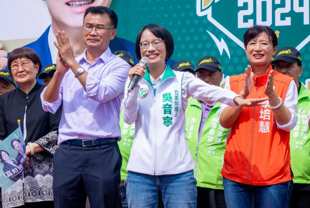 ▲昔日「台灣農村陣線」伙伴陳吉仲（左）、蔡培慧（右）一起為吳音寧站台。（圖／吳音寧競辦提供，2023.10.29）