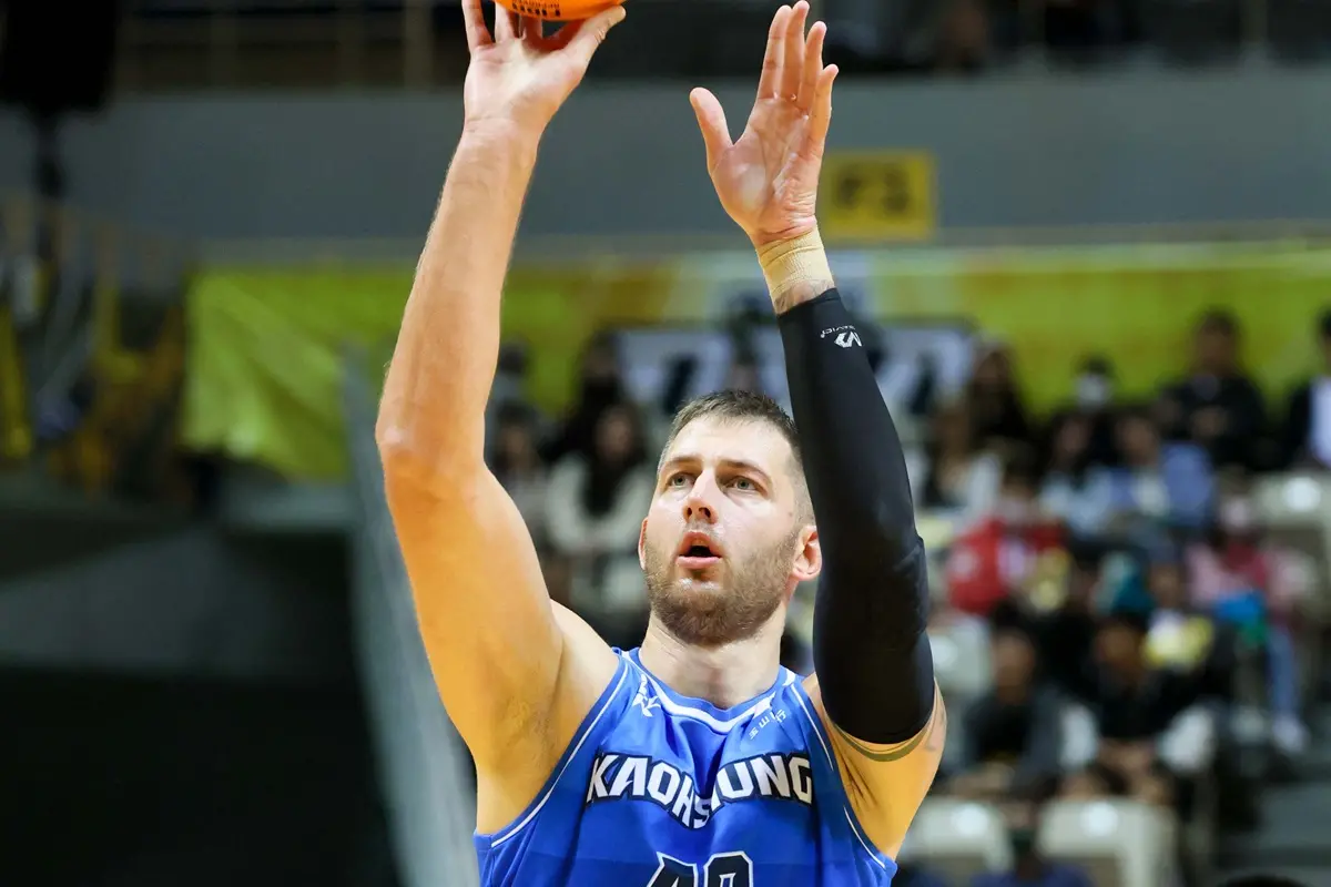 ▲高雄全家海神庫薩斯（Mindaugas Kupšas）以73分大幅領先戰神林秉聖、雲豹克羅馬與威廉斯等強勁對手，首度獲得年度防守球員殊榮。（圖／T1提供）