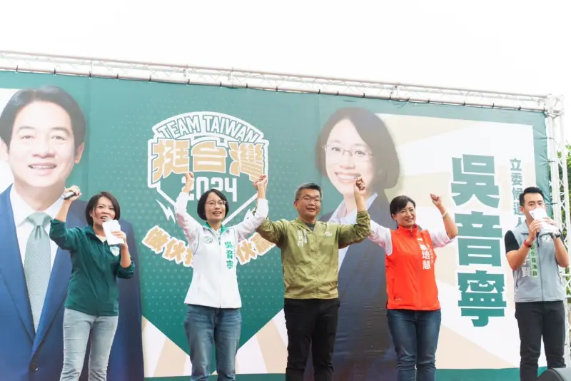 ▲蔡其昌（中）演講時指出，5年前網軍對吳音寧發動政府攻擊，連他都感到無奈。（圖／吳音寧競辦提供，2023.10.29）