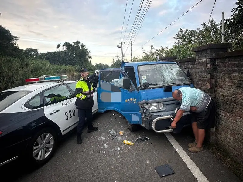 ▲陳男連續衝撞2輛警車，造成2名警員受傷濺血。（圖／翻攝畫面）