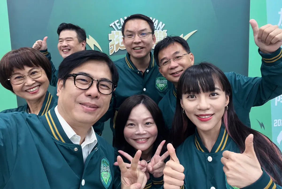 ▲高雄市長陳其邁在臉書貼出他、黃捷，與第六選區議員的合照，強調高雄囝仔，為了高雄，在哪裡都是在地打拚。（圖／翻攝自陳其邁臉書）