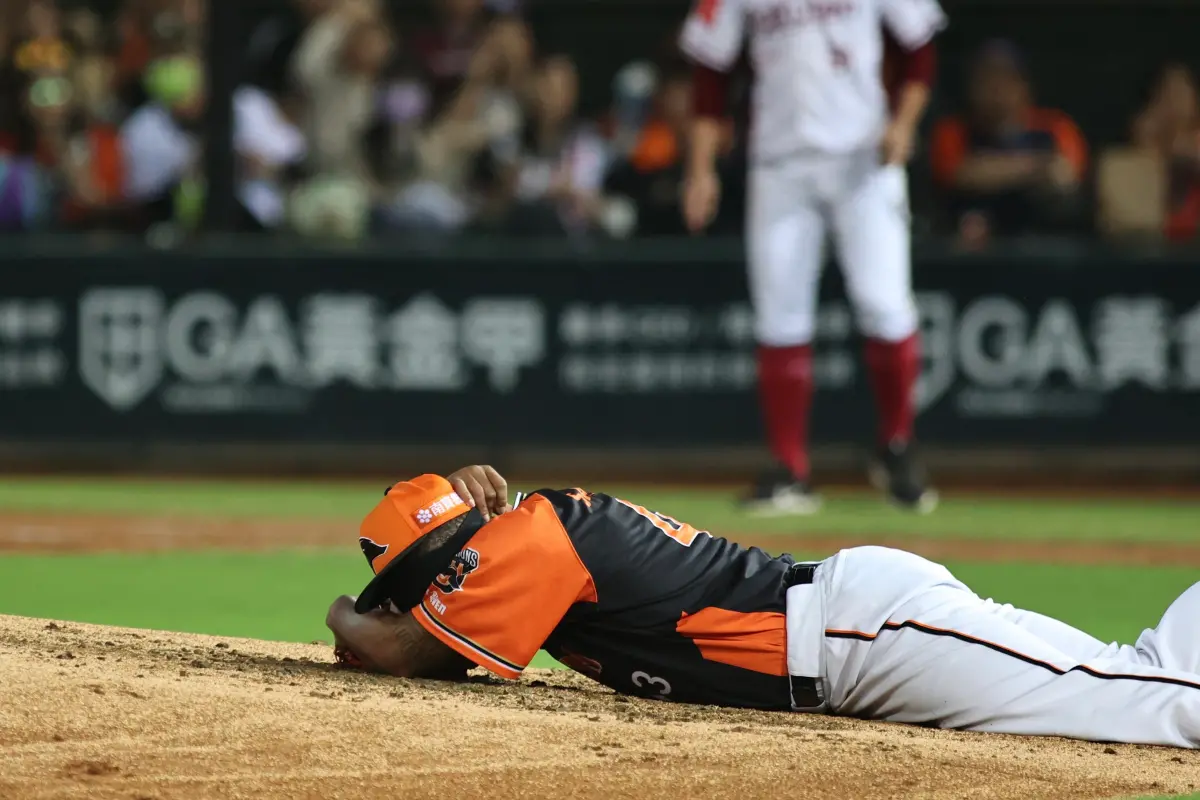 ▲統一獅洋投克維斯被強襲球爆頭趴地不起，右臉腫一大包傷退。（圖／記者葉政勳攝）