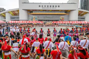 ▲新北市原住民族聯合文化活動大家手牽手千人共舞，帶來最大高潮與壯闊氣勢。(圖/新北市政府原民局提供)