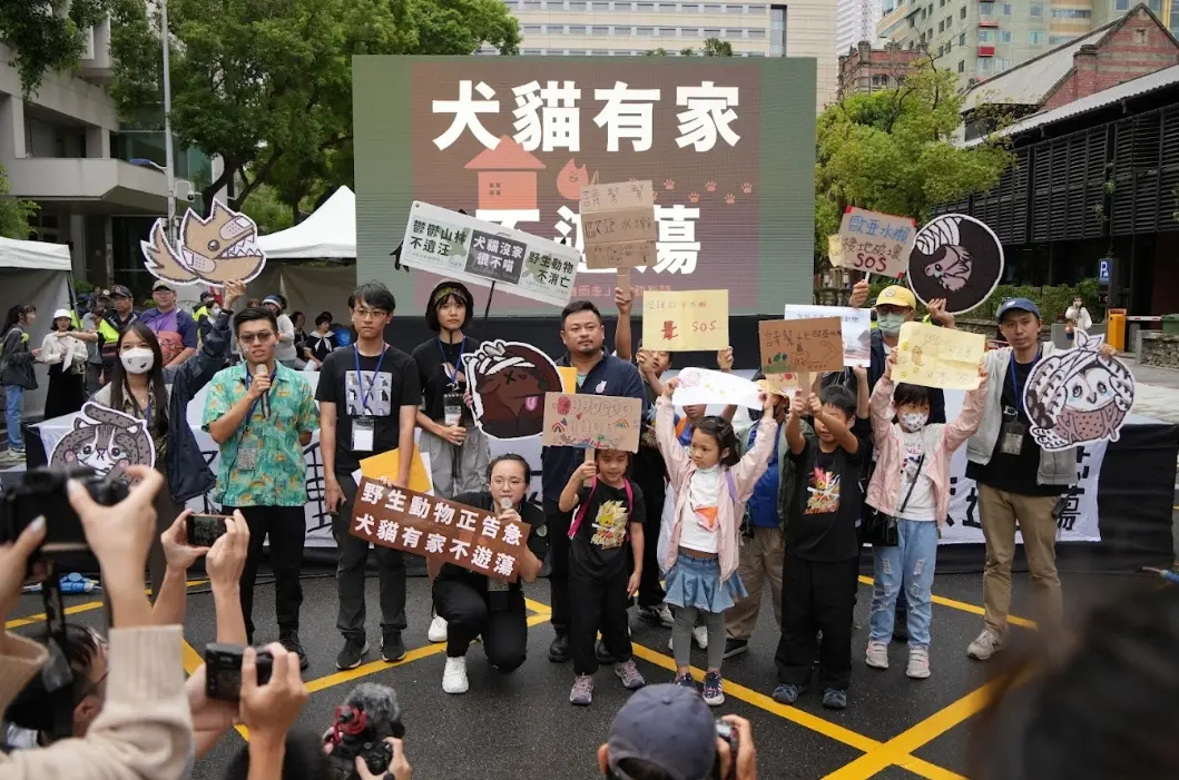 ▲野保團體今（29）日集結於立法院群賢樓前，舉辦遊行活動，號召約4000人「為野生動物而走」。（圖／「2023為野生動物而走」提供）