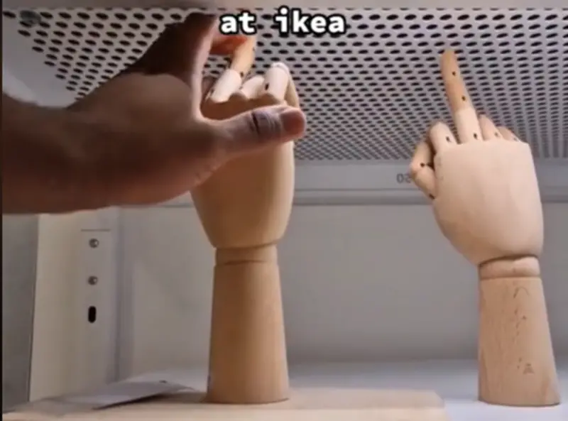▲國外就有IKEA店員記錄下無奈的上班日常，因為他每天上班都要將裝飾品假手從「比中指」回復原狀。（圖／TikTok＠meukyrain）