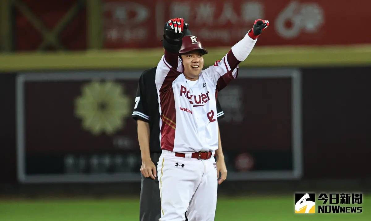 ▲樂天桃猿捕手嚴宏鈞在2015年選秀會以最末輪入隊，但進入職棒後逆練成才，一度成為2017年Lamigo桃猿奪冠的主戰捕手，近年來也是樂天桃猿重要捕手戰力。（圖／記者葉政勳攝 , 2023.10.29）