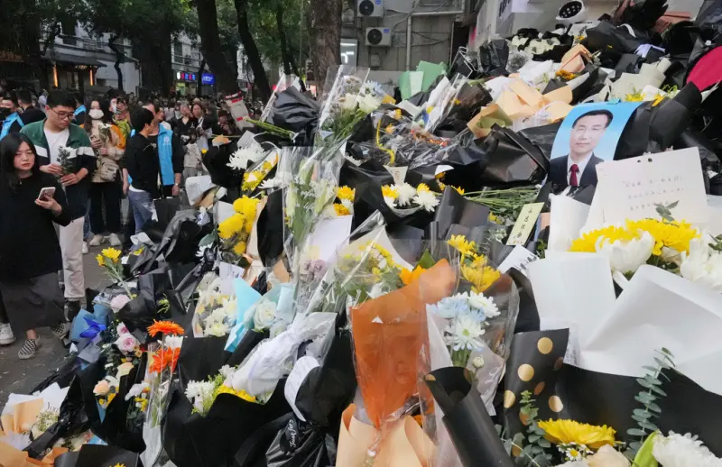 ▲中國前國務院總理李克強病逝,人們在安徽省合肥市的李克強故居前排起長隊,為他祈禱並獻花。(圖/美聯社/達志影像)