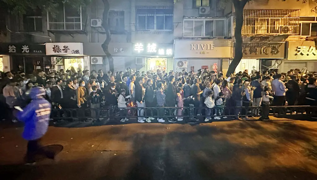 ▲中國前國務院總理李克強病逝，中國官方擬比照已故總理李鵬的「正國級」規格舉行其送別儀式。圖為李克強故居外民眾獻花哀悼隊伍。（圖／美聯社／達志影像）