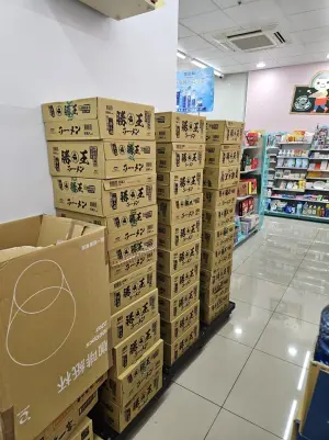 ▲勝王28日於臉書粉絲團宣布「勝王泡麵小七上市」，並曬出多箱存貨擺放在超商的畫面。（圖／翻攝自勝王臉書）