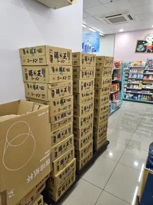▲勝王28日於臉書粉絲團宣布「勝王泡麵小七上市」,並曬出多箱存貨擺放在超商的畫面。(圖/翻攝自勝王臉書) ▲勝王28日於臉書粉絲團宣布「勝王泡麵小七上市」,並曬出多箱存貨擺放在超商的畫面。(圖/翻攝自勝王臉書)