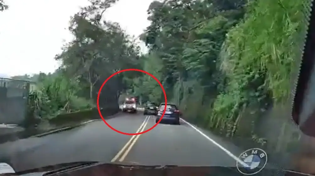 ▲黑色賓士休旅車突然跨越雙黃線超車，差點與對向的救護車發生碰撞，場面十分驚險。（圖／翻攝記者爆料網）