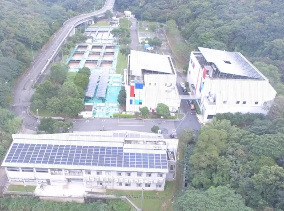 ▲林口水資中心裝置約500坪太陽能電板年節省42萬度。（圖 ／新北市政府水利局提供）