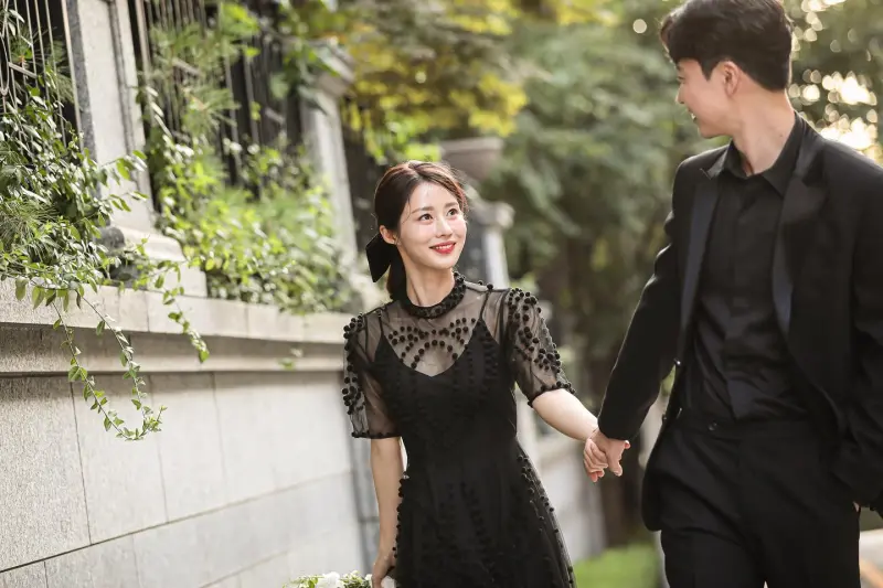 ▲金雅羅的另一半是圈外人,婚紗照雖未露臉,依舊看得出來帥氣挺拔。(圖 /翻攝自金雅羅IG)