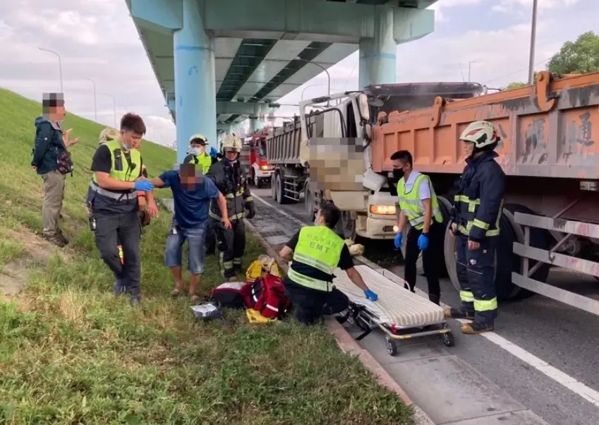 ▲30日上午，新北市土城區擺接堡路，發生連環追撞車禍，2台砂石車、1台休旅車追撞，行駛在最後方的砂石車駕駛，因巨大撞擊力受困駕駛座。（圖／翻攝畫面）