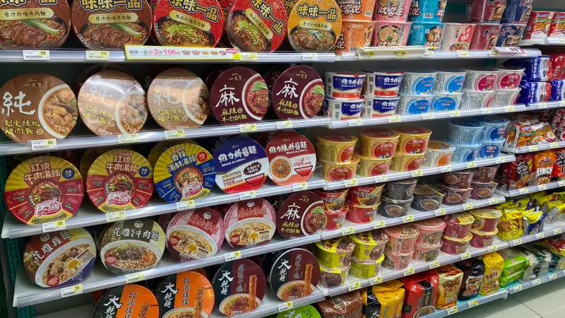▲台灣泡麵市售品牌有非常多種類，近幾年更是引進許多國外泡麵提供民眾選擇，而本土的品牌也持續更新優化推出新口味。（圖／記者黃韻文攝）
