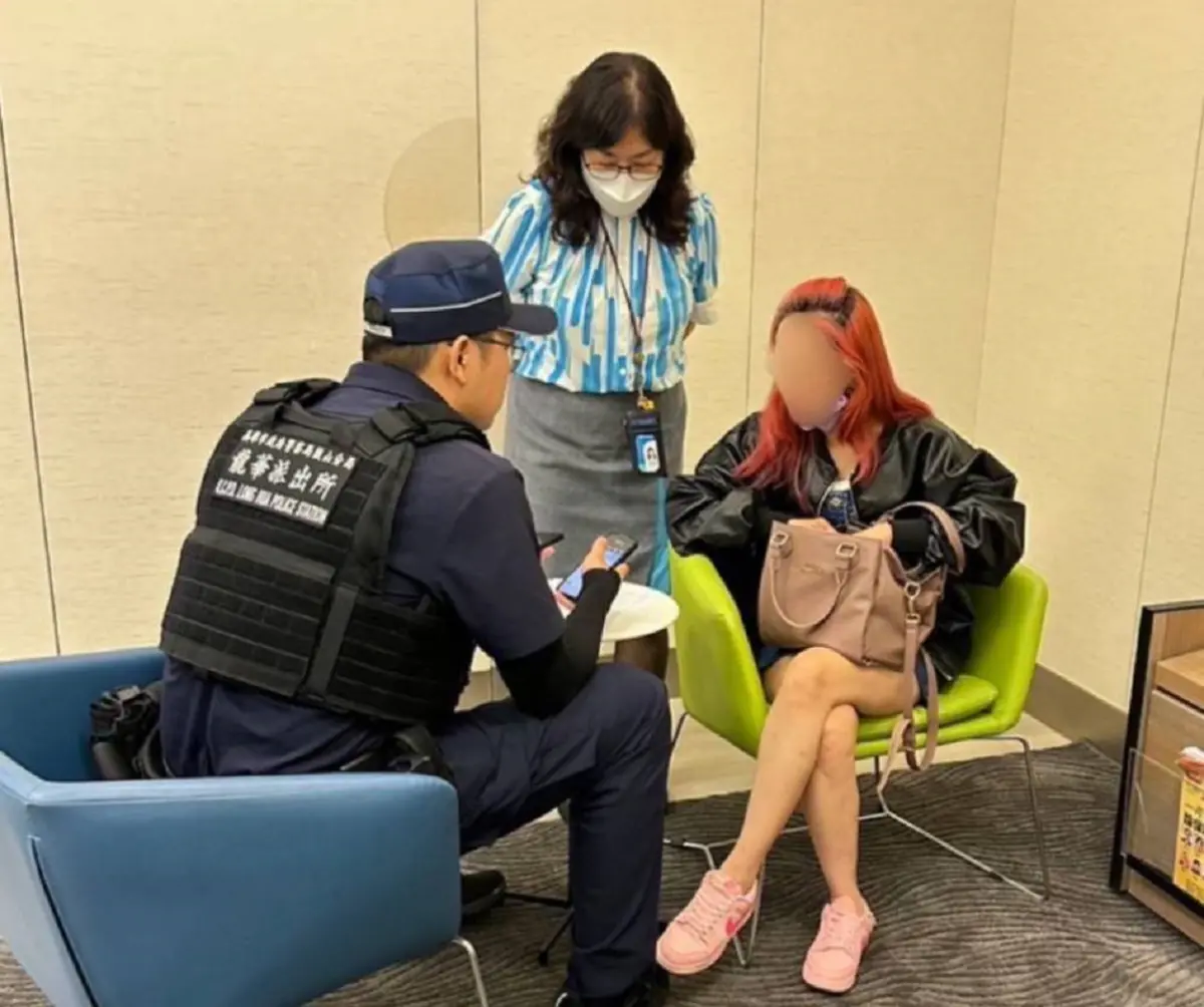 ▲員警冷靜分析並提供各式案例講述劉女遇到的就是愛情詐騙老梗，女子聽後發現與自己境遇別無他樣，才驚覺自己遇到詐騙集團，立刻取消匯款並封鎖炸團。（圖／記者郭凱杰翻攝 )