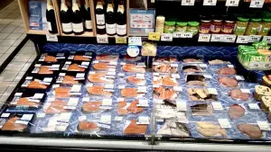 ▲家樂福挑戰市場最低價，挪威鮭魚輪切100克下殺到57元。（圖／業者提供）