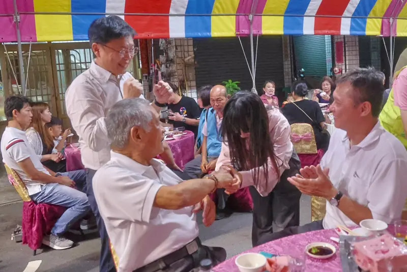 ▲黃捷在立委趙天麟的帶領，以及郭建盟、黃文益等在地議員的陪同下，出席宮廟平安宴，民眾高喊凍蒜。（圖／黃捷服務處提供）