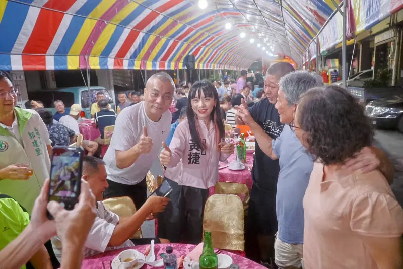 ▲黃捷在立委趙天麟的帶領，以及郭建盟、黃文益等在地議員的陪同下，出席宮廟平安宴，民眾高喊凍蒜。（圖／黃捷服務處提供）