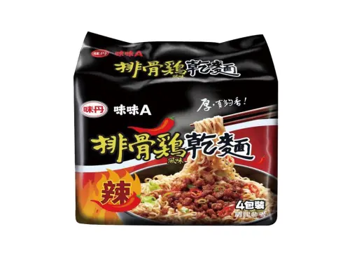 ▲味味A辣排骨雞乾麵買1送1,平均單包11.8元。(圖/家樂福提供) ▲味味A辣排骨雞乾麵買1送1,平均單包11.8元。(圖/家樂福提供)