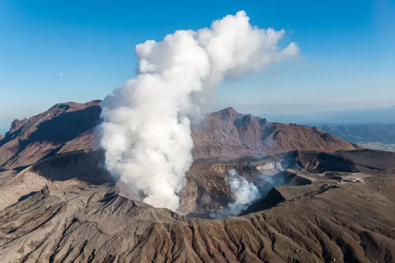▲易飛網九州行程可搭乘直升機由空中俯視阿蘇火山震撼噴煙。（圖／易飛網提供）