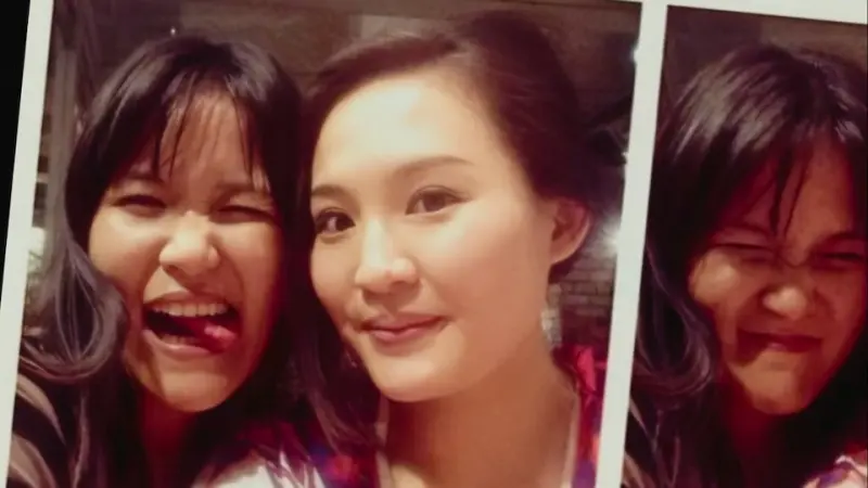 ▲轟動印尼各界的咖啡毒殺案的紀錄片日前上架Netflix，受害人明娜（右）與犯人Jessica（左）為朋友。（圖／Netflix電影劇照）