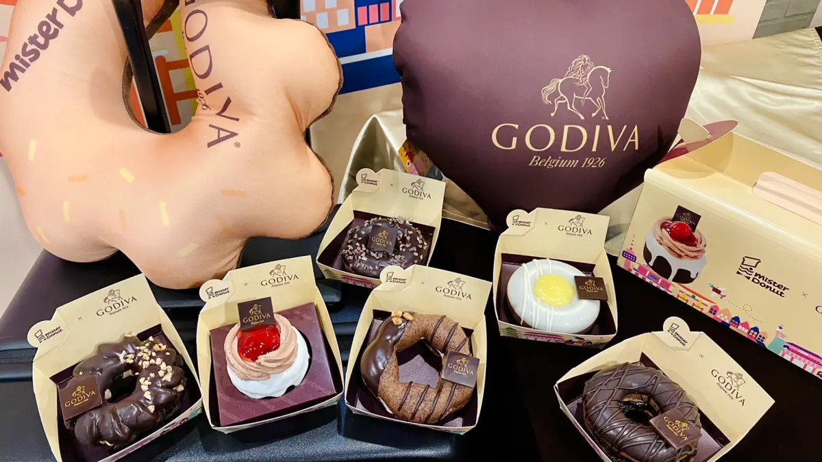▲Mister Donut x GODIVA聯名甜甜圈回歸！奢華可可季10月31日開賣，全新花形波堤及新登場的酥鬆酷朗、爆餡布朗尼！還有超萌兩用GODIVA甜甜圈旅行頸枕。（圖／記者蕭涵云攝）