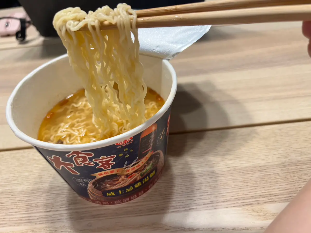 ▲過去常聽到「泡麵吃多小心變木乃伊」的說法，但其實泡麵並未添加防腐劑，而食藥署也指出，合格添加對健康無礙。（圖／記者徐銘穗攝）