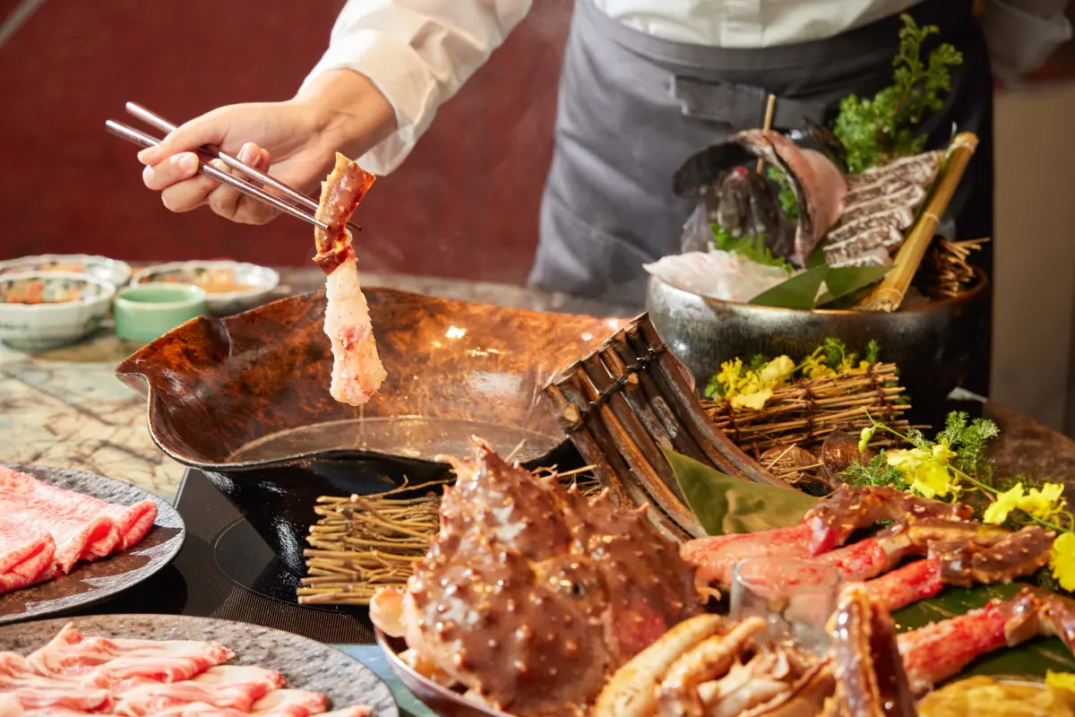 ▲黑毛屋招待所擁有數十種琳瑯滿目的時令海鮮，提供多樣化的料理，像是生魚片、大阪特色串炸、醬香十足的家常煮付、炸魚骨、雜炊等各式日式烹煮方式，讓賓客享用到「一鮮多吃」的奢華滿足。（圖／乾杯提供）