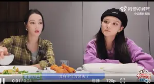 ▲迪麗熱巴表妹(右)長相不俗,但坐在迪麗熱巴旁邊顯得吃虧。(圖/微博) ▲迪麗熱巴表妹(右)長相不俗,但坐在迪麗熱巴旁邊顯得吃虧。(圖/微博)