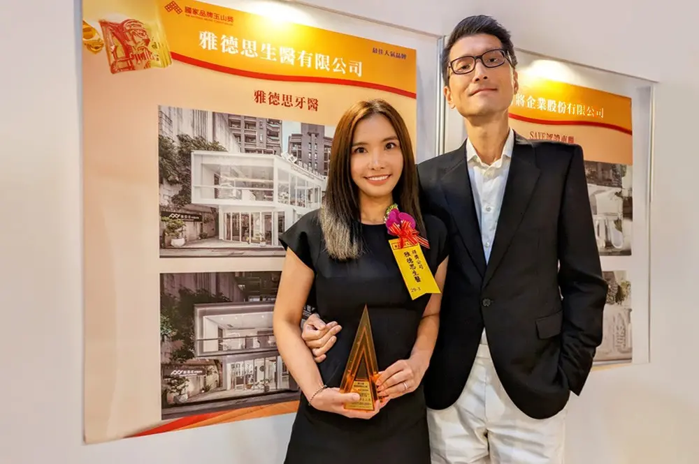 ▲獲國家品牌玉山獎雅德思集團董事長賴虹(左)。(圖／品牌提供)