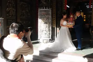 ▲對神明較有感的年輕人喜歡到廟取景拍婚紗照。（圖/記者劉悅儷攝，2023,10.30）