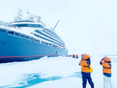 ▲佳繽旅遊的正北極行程，將搭乘全球第一艘極地奢華探險郵輪《指揮官夏古號》，抵達終年被浮冰覆蓋的神秘之地北緯90度。（圖／佳繽旅遊提供）