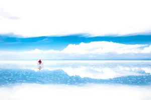 ▲南美洲烏尤尼鹽湖是世界上最大的鹽湖，以一望無際的天空和白色世界著稱。（圖／佳繽旅遊提供）