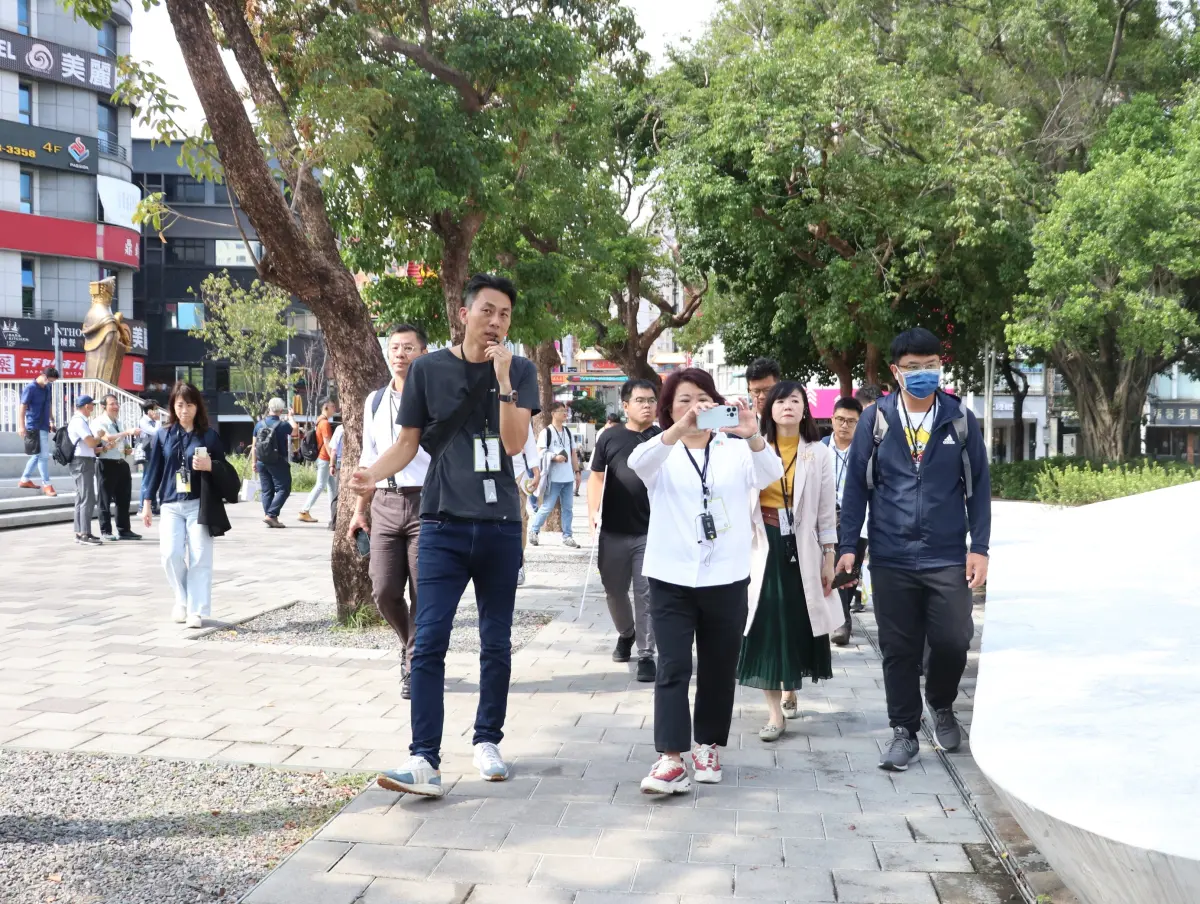▲嘉義市長黃敏惠率領市府行政團隊參訪新北府中雙城計畫建設，以步行的方式感受府中雙城各路段、廣場舒適的人行環境。（圖 ／新北市政府工務局提供）