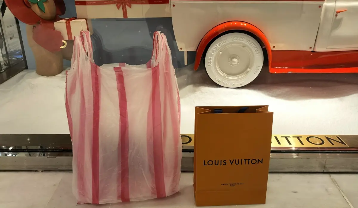 ▲網友到歐洲旅遊買名牌包怕遭小偷竊取，因此套上台灣經典「紅白相間塑膠袋」，瞬間低調不少。（圖/歐洲自由行全攻略臉書社團）