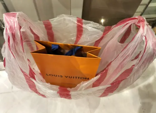 ▲網友到歐洲旅遊買名牌包怕遭小偷竊取，因此套上台灣經典「紅白相間塑膠袋」，瞬間低調不少。（圖/歐洲自由行全攻略臉書社團）