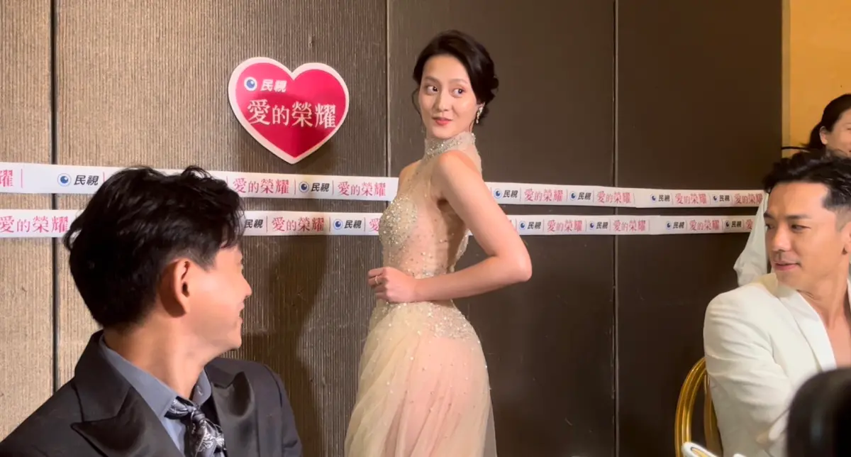 ▲賴慧如塞進13年前戰袍，同場顏曉筠（中）直接披上透視裝不穿內褲拚美，讓旁邊陳家逵（左）和楊皓崴都看傻了！（圖／記者蔡依庭攝）