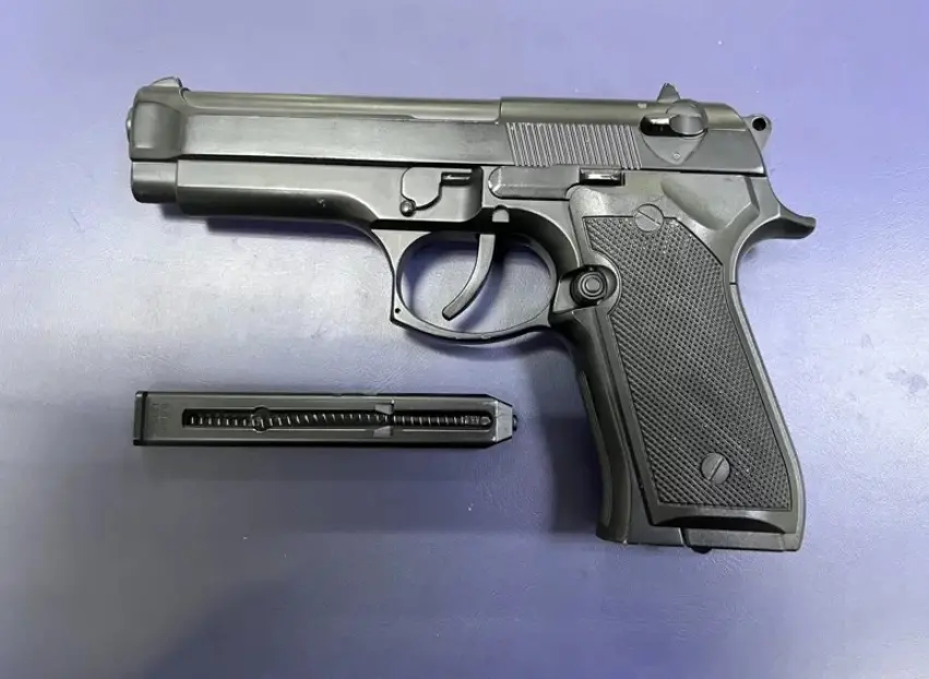 ▲台中6名國三學生，不滿學校不讓他們參加畢業旅行，因此於放學後在校門口鬧事，警方並查扣2把空氣槍、1把棍棒型手電筒，全案依違反社維法、少年事件處理法送辦。（圖／翻攝畫面）