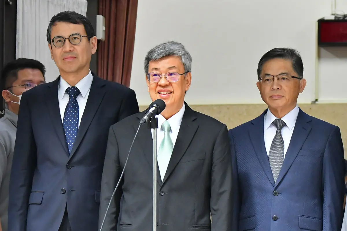 ▲民眾黨有意延攬徐春鶯列入不分區立委名單，有綠委主張所有立委都要放棄雙重國籍，陳建仁回應每位公民只要符合法規，都可以擔任或競選公職。（圖／行政院提供）