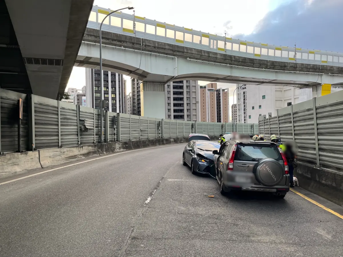 ▲31日上午，59歲的曾姓女子，疑似因路況不熟悉，竟逆向開上台一高架，與莊姓男子駕駛的汽車發生碰撞。（圖／翻攝畫面）