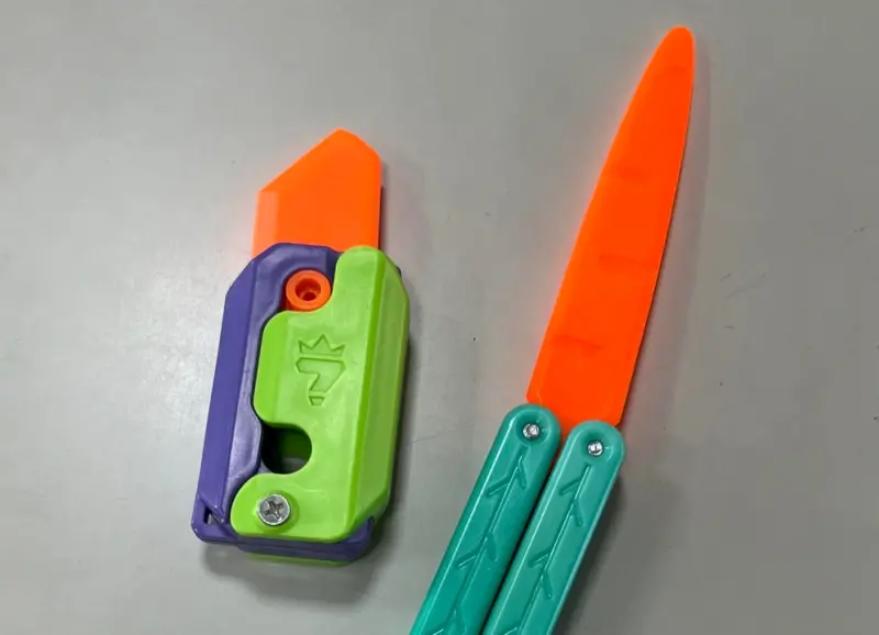 ▲名為「蘿蔔刀」的伸縮折疊塑膠玩具，近日在國小、國中校園開始流行，許多學生拿在手上把玩，引發家長的擔憂。（圖／翻攝自劉育豪老師臉書）