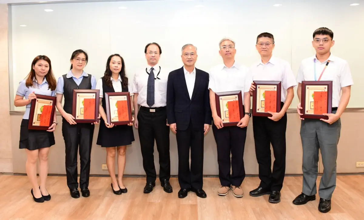 ▲嘉義縣警察局局長林宏儒在縣府治安會報中公開表揚玉山銀行、臺灣企銀、中華郵政、土地銀行、京城銀行等7名有功人員（圖／嘉義縣警察局提供）