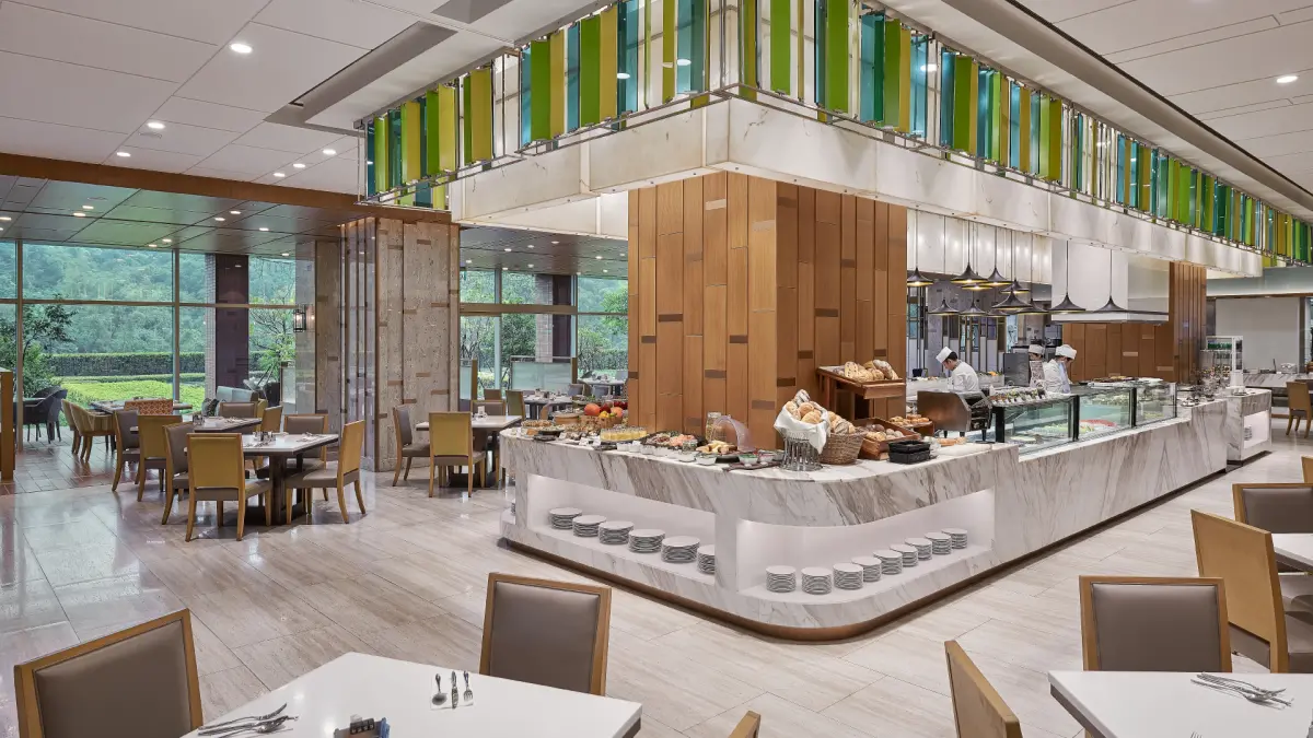 ▲六福萬怡酒店的敘日全日餐廳推出「長高高，省荷包」快閃活動，於4月1日至4月14日凡兩位成人攜帶一位孩童享用午餐，即招待孩童餐費免費，且孩童的身高與體重數字可抵大人餐費。（圖／六福萬怡提供）