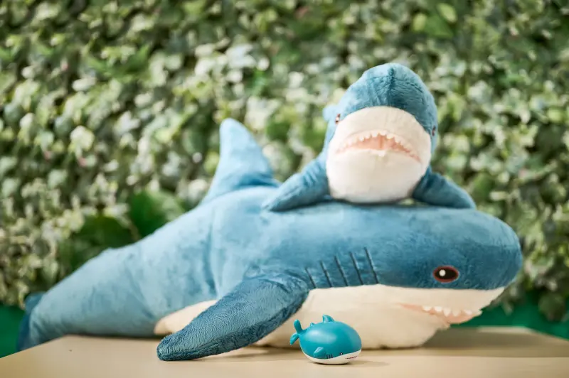 ▲IKEA萌寵「鯊鯊」自2012年推出後，銷量累積至今可疊出983棟台北101大樓高。鯊鯊身世解謎！牠曾經動換眼手術。（圖／IKEA提供）