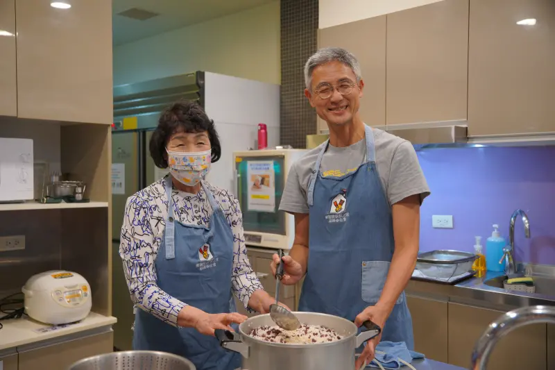 ▲來自日本的西村武史（右）與82歲母親（左）為遠地就醫家庭義煮晚餐。（圖／NOWnews攝）